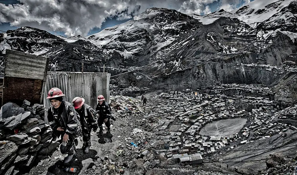A los habitantes de La Rinconada no solo les falta el oxígeno, ya que también viven bajo condiciones pocos saludables y muy precarias. La Rinconada Foto: composición LR/ El País/ Óscar Espinoza