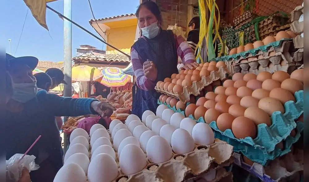 Hace una semana, el casillero de huevo costaba entre S/ 14 y S/ 16, y ahora se comercializa entre S/ 16 y S/ 18. Foto: URPI/Alexander Flores