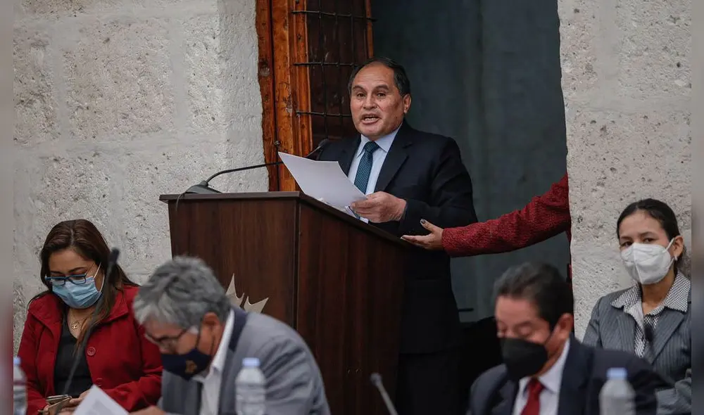 La ley te permite trabajar en más de una institución, dijo Benavente ayer en sesión de interpelación. Foto: Rodrigo Talavera/La República