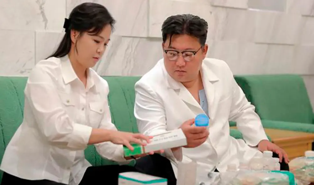 Kim Jong Un apareció en la foto del anuncio oficial. El mandatario revisa algunos medicamentos junto a su esposa. Foto: AFP