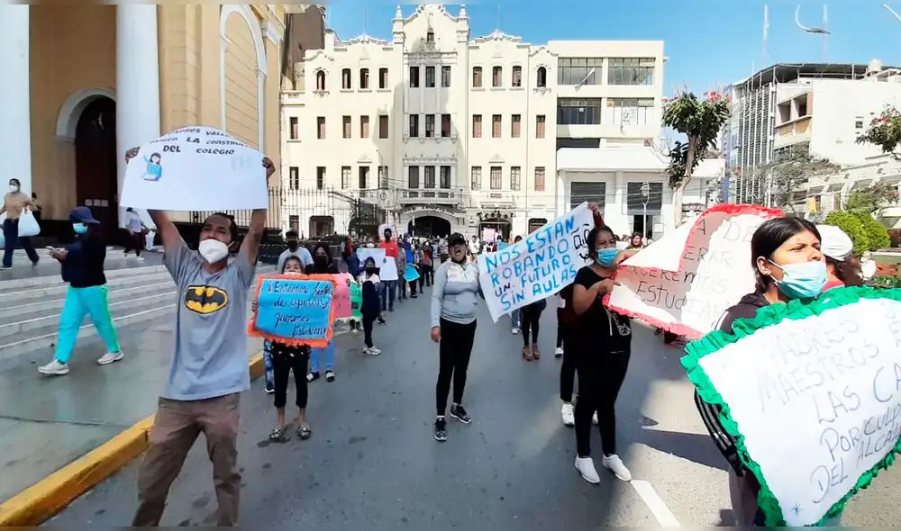 Afectados por obra inconcusa hicieron protesta en inmediaciones de Parque Principal de Chiclayo. Foto: La República Afectados por obra inconcusa hicieron protesta en inmediaciones de Parque Principal de Chiclayo. Foto: La República