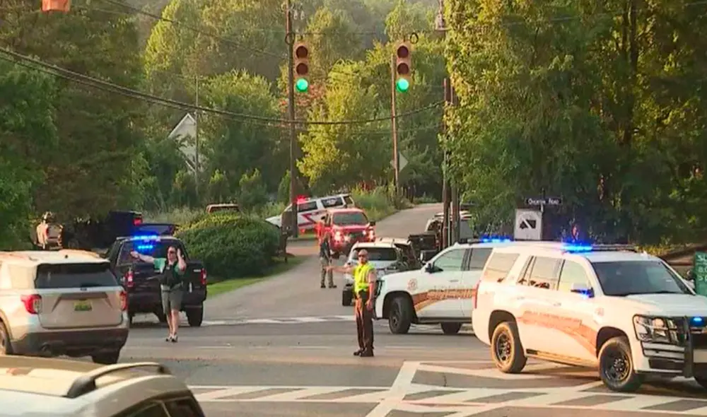 Vecinos de Vestavia Hills indicaron a la prensa que llegaron dos ambulancias y un vehículo forense al lugar. Se desconoce el número de afectados. Foto: NSB Vecinos de Vestavia Hills indicaron a la prensa que llegaron dos ambulancias y un vehículo forense al lugar. Se desconoce el número de afectados. Foto: NSB