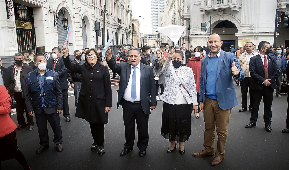 Ellos son. Milagros Jáuregui de Aguayo, Esdras Medina y Alejandro Muñante participaron en la última la marcha de ‘Con mis hijos no te metas’. Foto: difusión