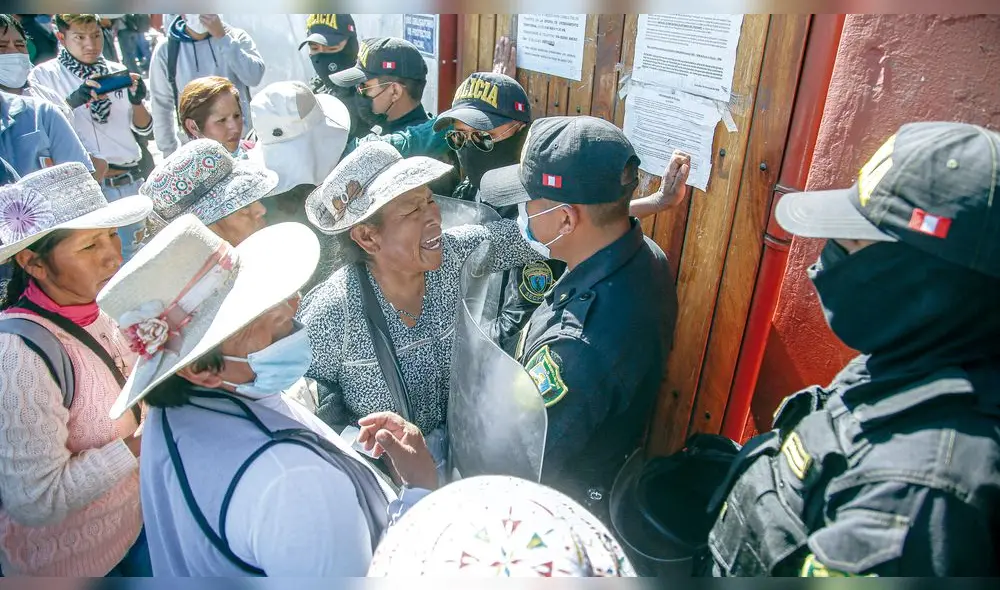 Reclamos. Pobladores de Caylloma llevan tres días tratando de reunirse con gobernadora. Ayer impidieron el ingreso a entidad. Tras ello hubo reunión. Foto: Rodrigo Talavera/ La República Reclamos. Pobladores de Caylloma llevan tres días tratando de reunirse con gobernadora. Ayer impidieron el ingreso a entidad. Tras ello hubo reunión. Foto: Rodrigo Talavera/ La República