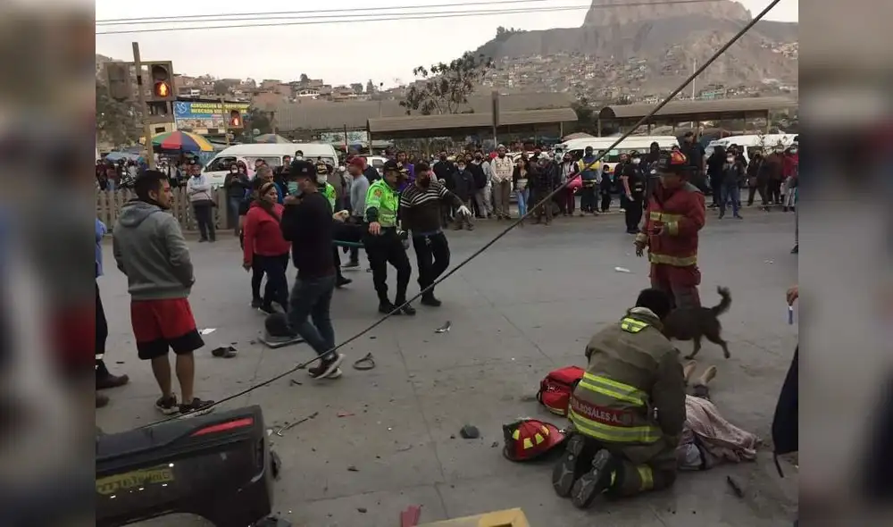 Bomberos lograron trasladar oportunamente a los heridos. Foto: Omar Coca / URPI - LR