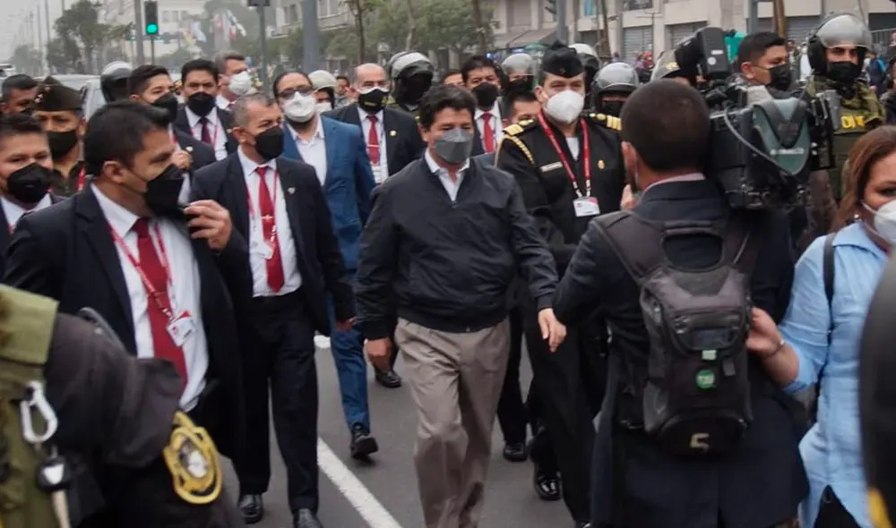 Pedro Castillo fue caminando a la sede de la Fiscalía acompañado de un cordón policía y su escolta. Foto Joel Robles/URPI-LR