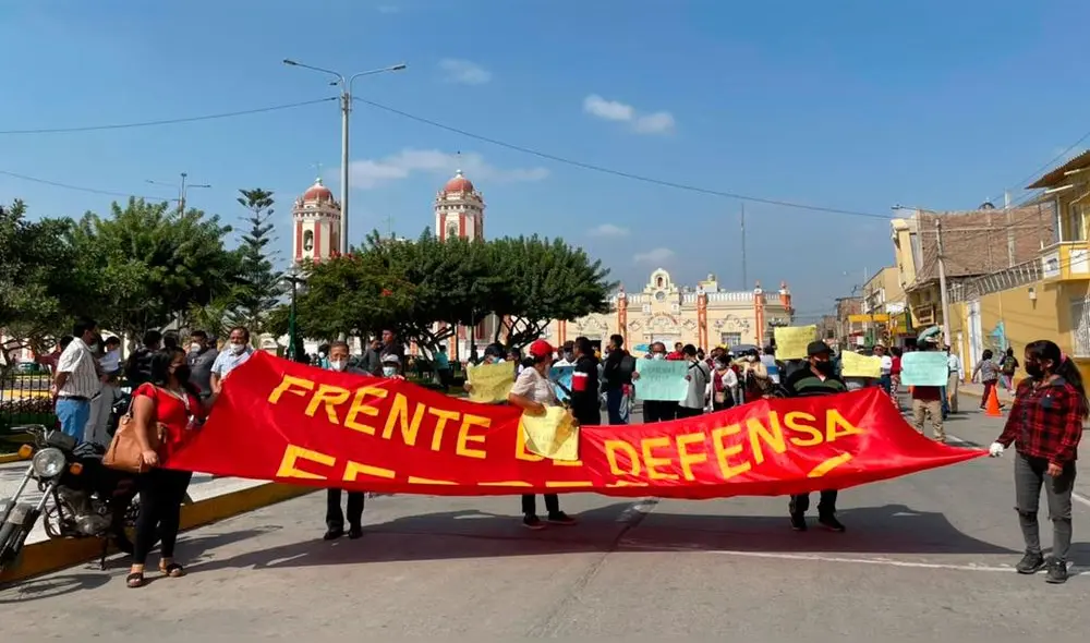 Pobladores realizaron protesta pacífica en inmediaciones de parque principal de Ferreñafe. Foto: La República Pobladores realizaron protesta pacífica en inmediaciones de parque principal de Ferreñafe. Foto: La República