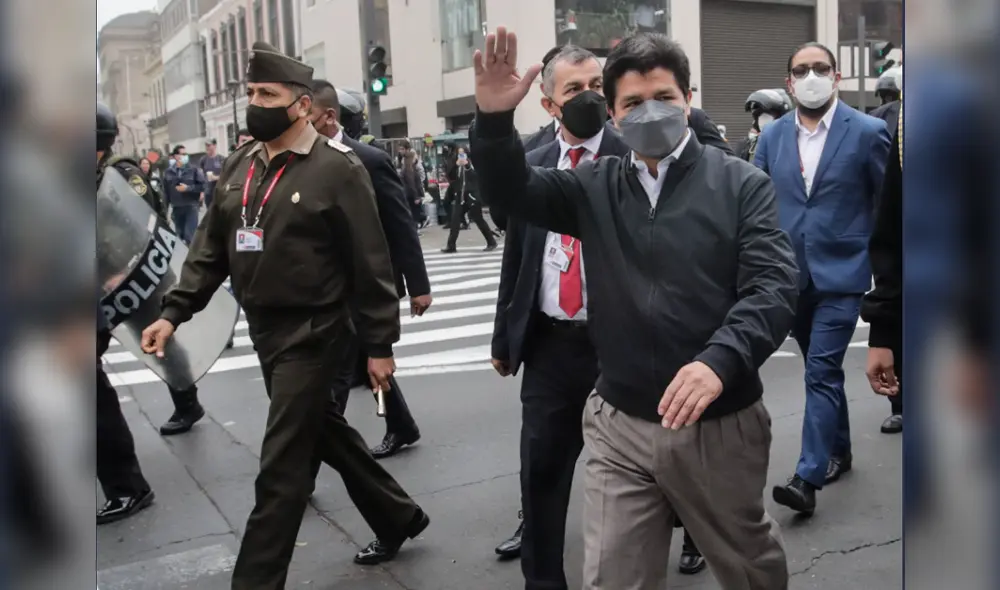 Pedro Castillo llegó a pie a la sede principal del Ministerio Público para responder sobre investigaciónes en su contra. Foto: Presidencia