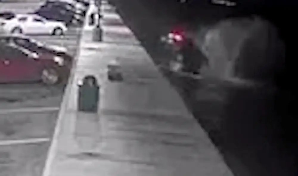 La rápida reacción del joven marino le salvó la vida a su compañera, quien resultó totalmente ilesa. Foto: Captura de video / Univision noticias