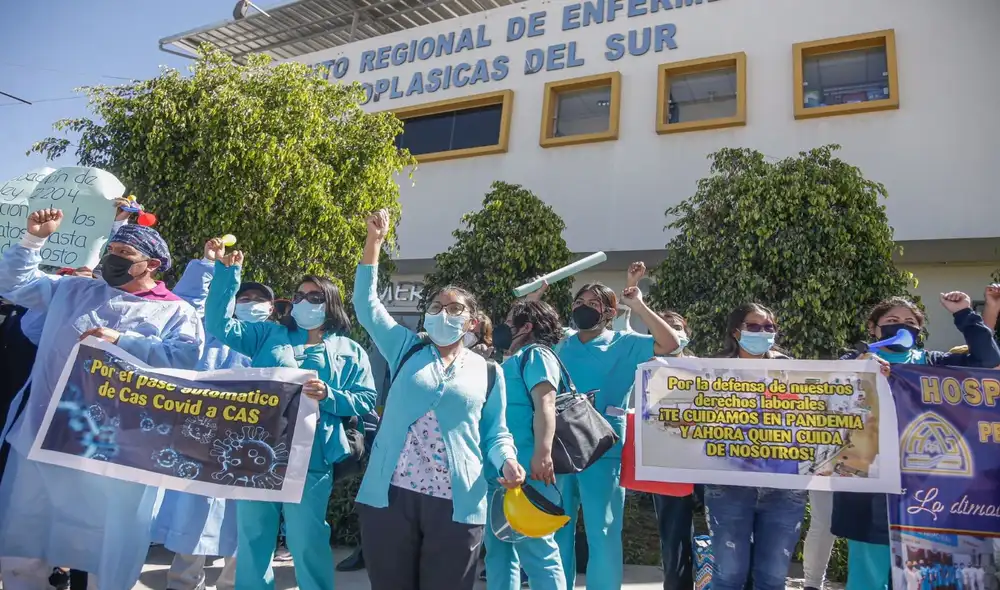 Un grupo de trabajadores realizó una protesta en el frontis del Instituto Regional de Enfermedades Neoplásicas (IREN Sur). Un grupo de trabajadores realizó una protesta en el frontis del Instituto Regional de Enfermedades Neoplásicas (IREN Sur).