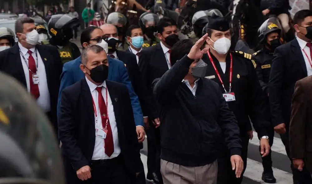 Pedro Castillo se dirigió caminando desde Palacio de Gobierno hasta la sede principal del Ministerio Público. Foto: Joel Robles/URPI-LR