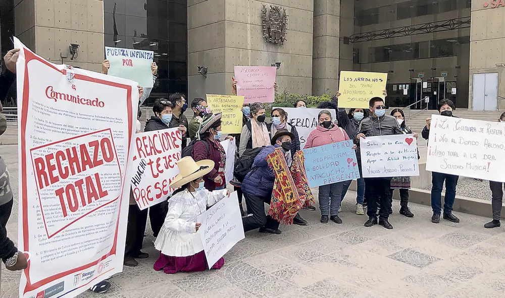 Respaldo. Soledad Mujica recibe el apoyo de artesanos llegados de las regiones. Foto: Roberto Ochoa/La República