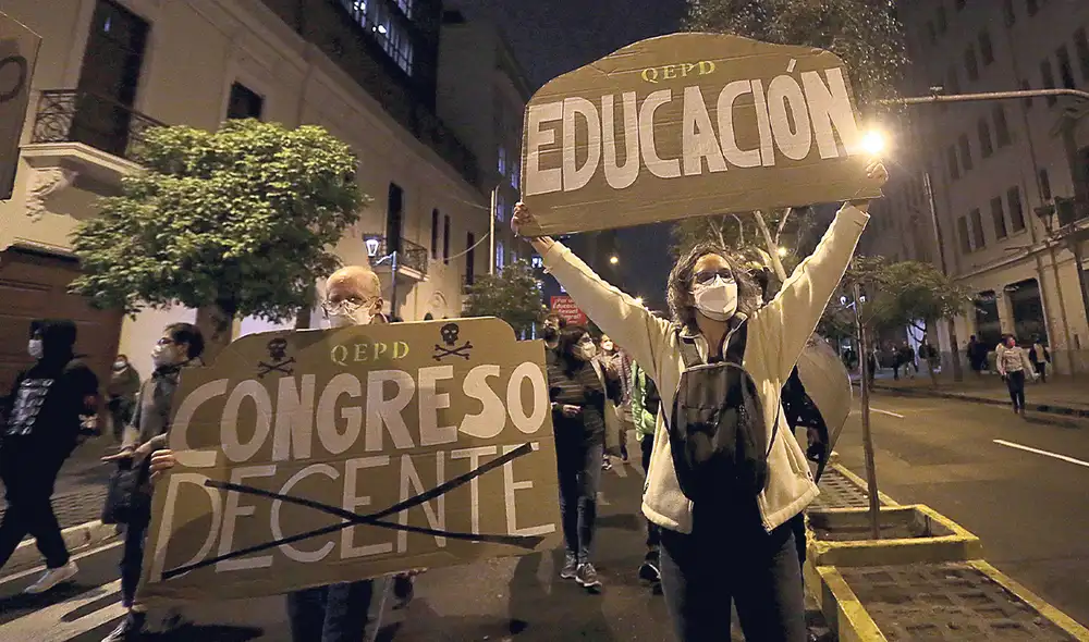 Voz del pueblo. La protesta en las calles es el camino que tendrían que seguir los padres de familia para defender la educación pública libre de prejuicios. Foto: Gerardo Marín/La República