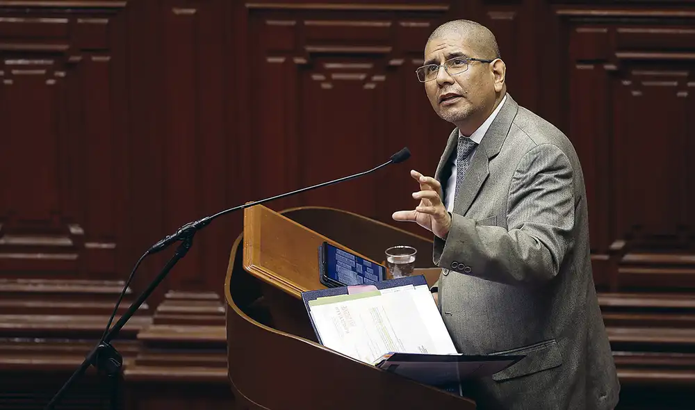 En la mira. Senmache habló de noche y pleno siguió mientras firmaban para su salida. Foto: Antonio Melgarejo/La República En la mira. Senmache habló de noche y pleno siguió mientras firmaban para su salida. Foto: Antonio Melgarejo/La República