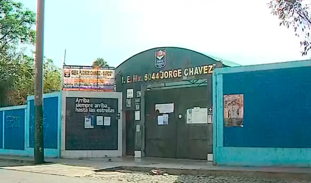 Agresión ocurrió a la hora de salida de las clases presenciales. Foto: captura de América Noticias Agresión ocurrió a la hora de salida de las clases presenciales. Foto: captura de América Noticias