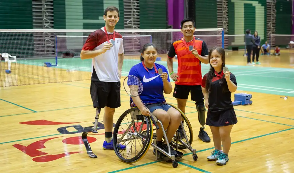 Representantes de la selección peruana de parabádminton muestran sus medallas de oro y plata. Foto: Antonio Melgarejo.