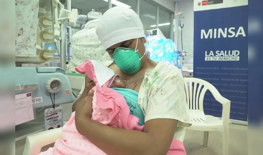 Padres contribuyen con el desarrollo de sus hijos tras estar en UCI. Foto: EsSalud Padres contribuyen con el desarrollo de sus hijos tras estar en UCI. Foto: EsSalud