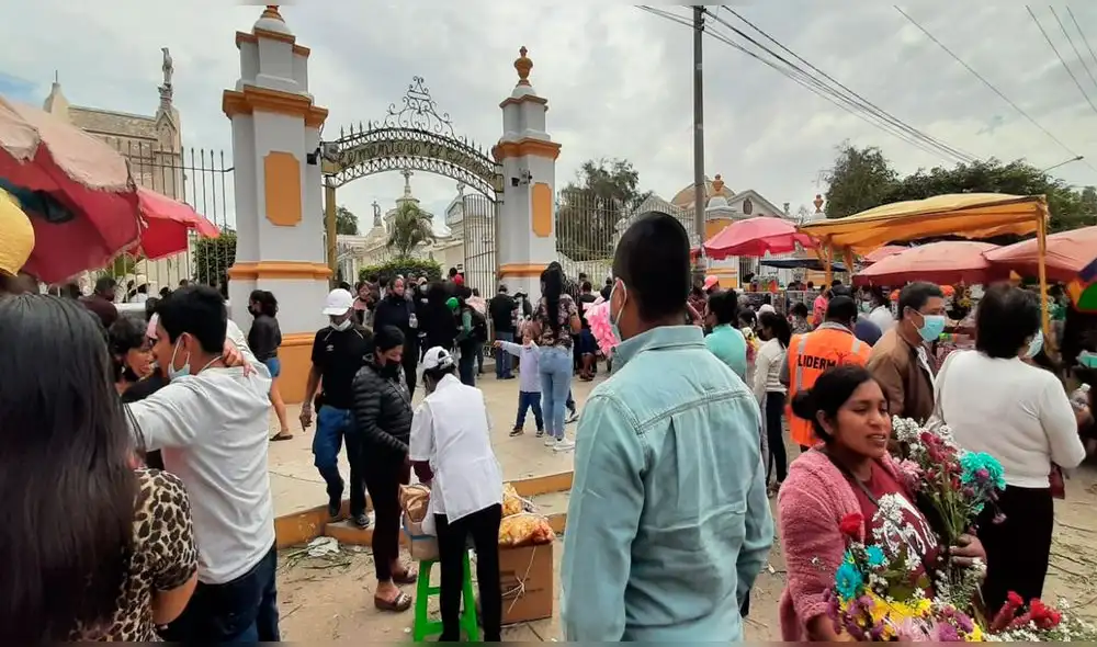 Personas acudieron a camposanto con arreglos florarles y obsequios para sus difuntos. Foto: La República Personas acudieron a camposanto con arreglos florarles y obsequios para sus difuntos. Foto: La República