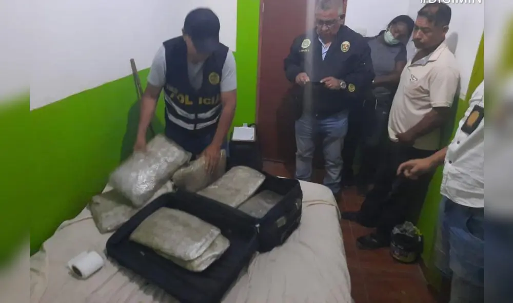 Efectivos decomisaron 58 paquetes envueltos en cinta adhesiva. Foto: PNP