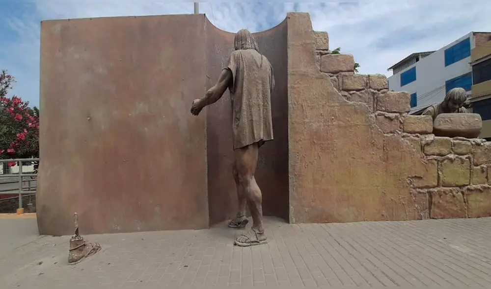 Escultura de poblador de la Cultura Mochica no ha sido recuperada e instalada en lugar correspondiente. Foto: La República Escultura de poblador de la Cultura Mochica no ha sido recuperada e instalada en lugar correspondiente. Foto: La República
