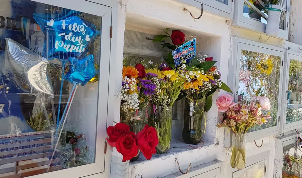 Ciudadanos dejaron tarjetas, globos y flores para los padres que ya no están físicamente. Foto: Wilder Pari/URPI-GLR Ciudadanos dejaron tarjetas, globos y flores para los padres que ya no están físicamente. Foto: Wilder Pari/URPI-GLR
