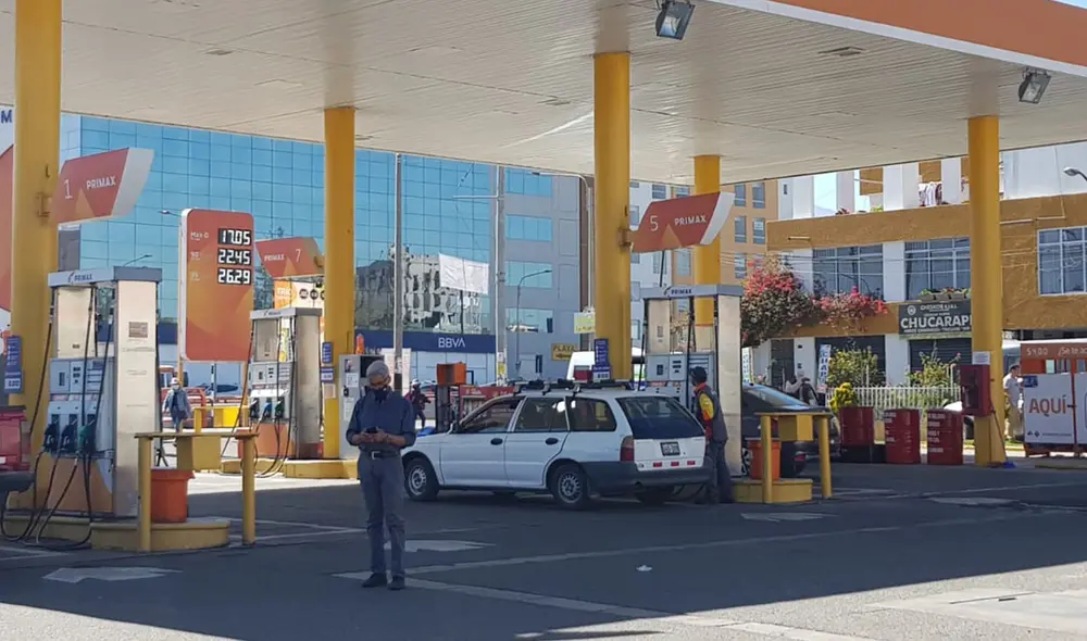 El gasohol de 90 es el más utilizado por los conductores de automóviles particulares y taxistas. Foto: URPI/Wilder Pari