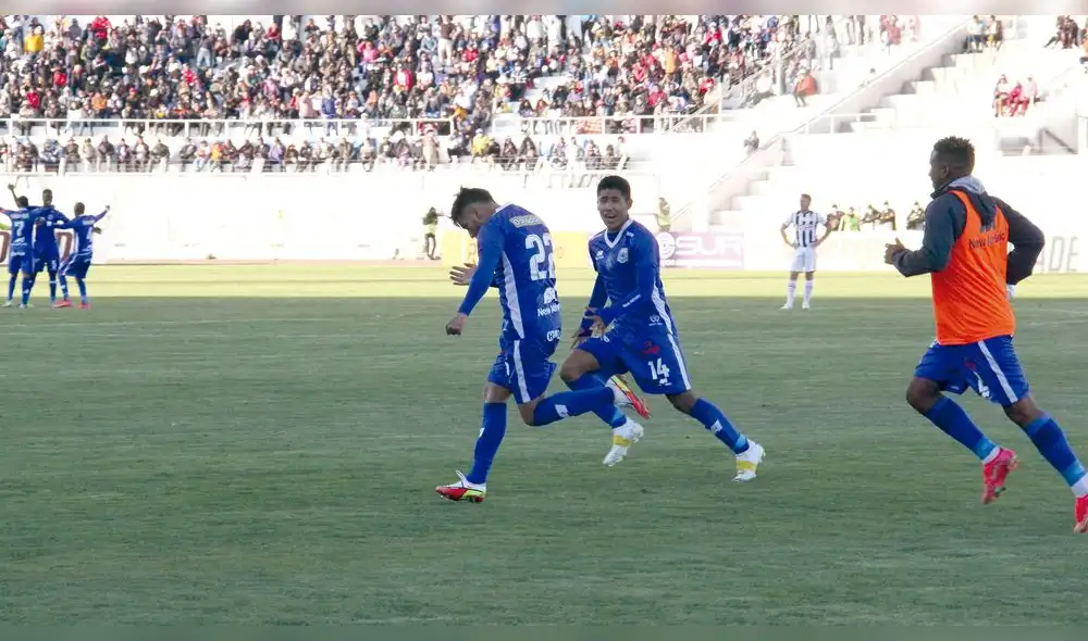 Triunfo. Cedrón hizo el esfuerzo para hacer un golazo.