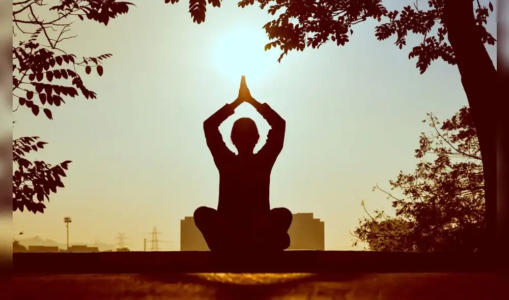 El yoga mejora la postura corporal y ayuda a prevenir y aliviar los dolores lumbares o cervicales provocados por los hábitos sedentarios. Foto: Escuela versailles