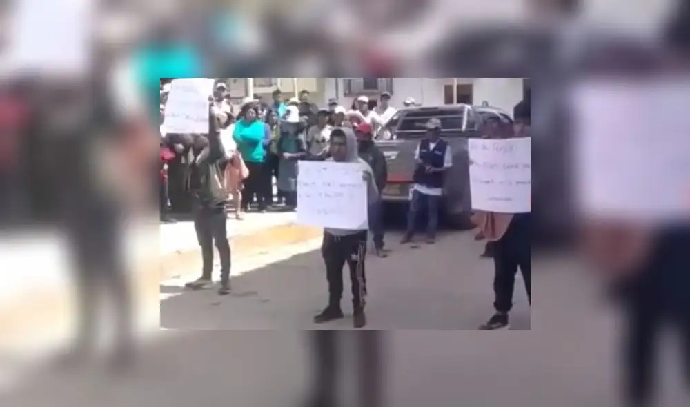 Imputados llevaban carteles en los que pedían disculpas al pueblo. Foto: captura de Prensa Libre Perú