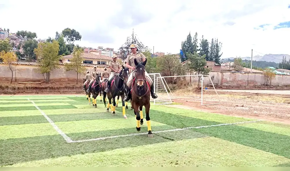 Equino cayó al suelo, pero tanto él como su jinete se repusieron de inmediato. Foto: URPI/Alexander Flores Equino cayó al suelo, pero tanto él como su jinete se repusieron de inmediato. Foto: URPI/Alexander Flores