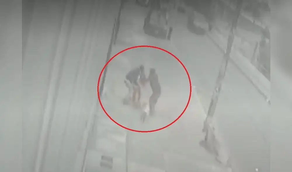 Mientras se daba la disputa, una camioneta se acercó a los dos hombres y bajó una tercera persona armada. Foto: captura América Noticias