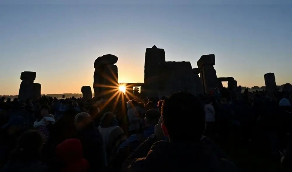 Solsticio de verano recibido por una multitud en Stonehenge, Reino Unido. Foto: AFP
