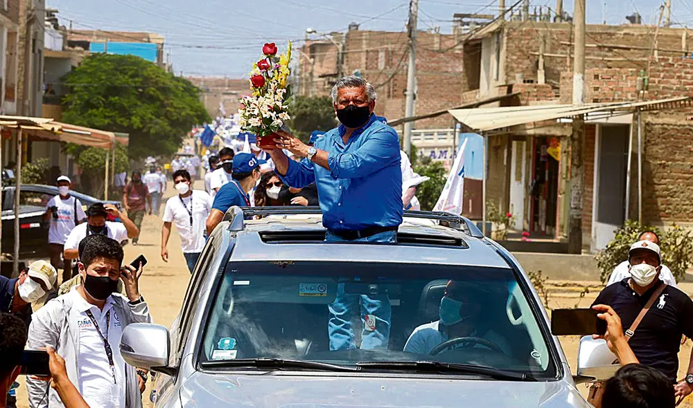 Desorden. Acuña, en riesgo de perder votos en La Libertad porque no lograron inscribir a todos los candidatos distritales. Foto: Jaime Mendoza/La República