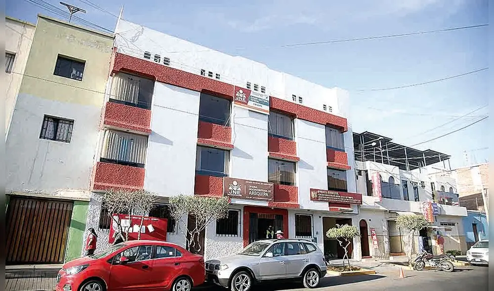 Tarea. Jurados electorales especiales verifican cada expediente de listas  para admitir las inscripciones y luego publicarlas. Foto: La República