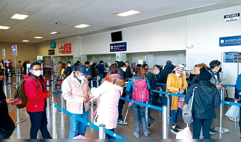 Reinicio. Ayer decenas de pasajeros llegaron a aeropuerto de Juliaca para tomar un vuelo a otra región del país. Foto: La República Reinicio. Ayer decenas de pasajeros llegaron a aeropuerto de Juliaca para tomar un vuelo a otra región del país. Foto: La República