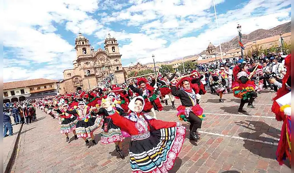 De fiesta. Delegaciones saludaron al Cusco Imperial al compás de las danzas típicas en la plaza mayor. Foto: La República De fiesta. Delegaciones saludaron al Cusco Imperial al compás de las danzas típicas en la plaza mayor. Foto: La República