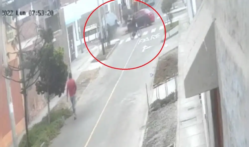 Una movilidad escolar protagonizó un nuevo accidente de tránsito al chocar brutalmente con un vehículo rojo. Foto: captura América Noticias