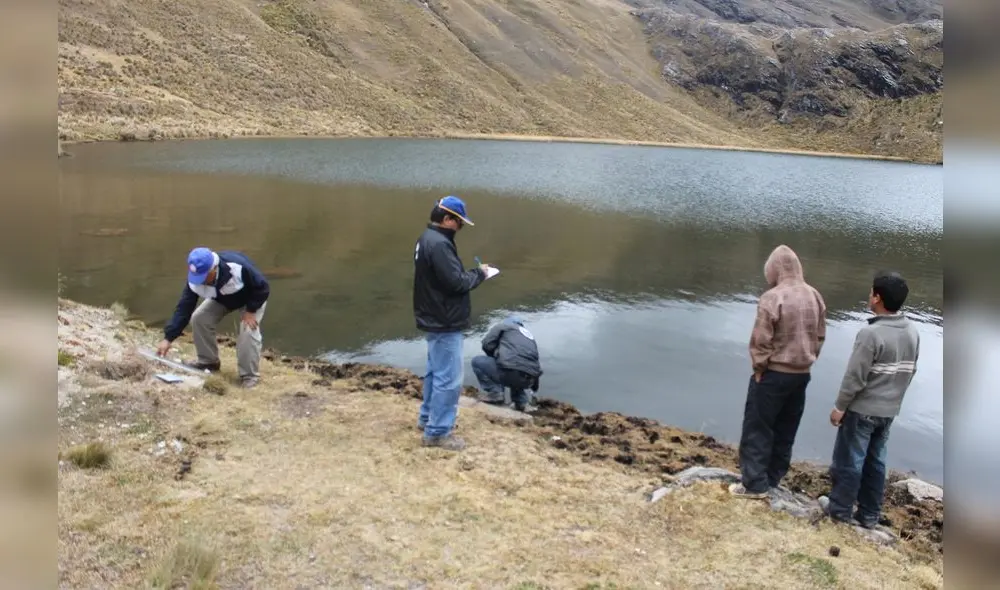 Investigadores tomaron muestras de las aguas que luego se analizaron. Foto: UNT