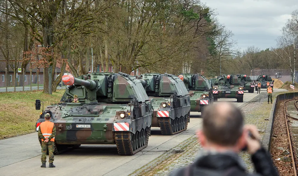 Los tanques con obuses montados ("Panzerhaubitze 2000") de las Fuerzas Armadas alemanas. Foto: AFP Los tanques con obuses montados ("Panzerhaubitze 2000") de las Fuerzas Armadas alemanas. Foto: AFP