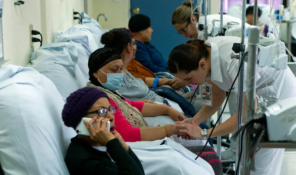 Personal de salud atendiendo a pacientes con cáncer en un hospital. Foto: EFE Personal de salud atendiendo a pacientes con cáncer en un hospital. Foto: EFE