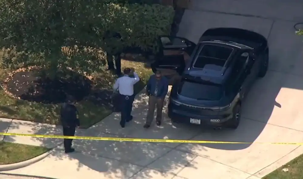 La madre del niño afirmó que cuando se percató de que el menor no estaba en la casa, sino en el auto, fue a buscarlo, pero que este ya no presentaba signos vitales. Foto: CNN