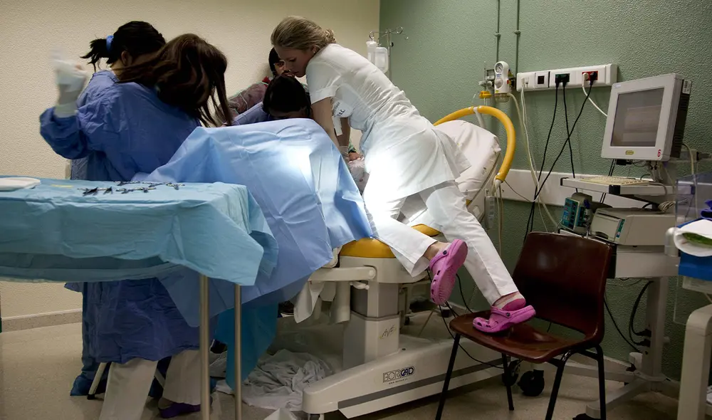 Se ordenó una indagación sobre el caso y dos investigaciones separadas para los hospitales en los que estuvo la paciente. Foto: referencial / EFE Se ordenó una indagación sobre el caso y dos investigaciones separadas para los hospitales en los que estuvo la paciente. Foto: referencial / EFE