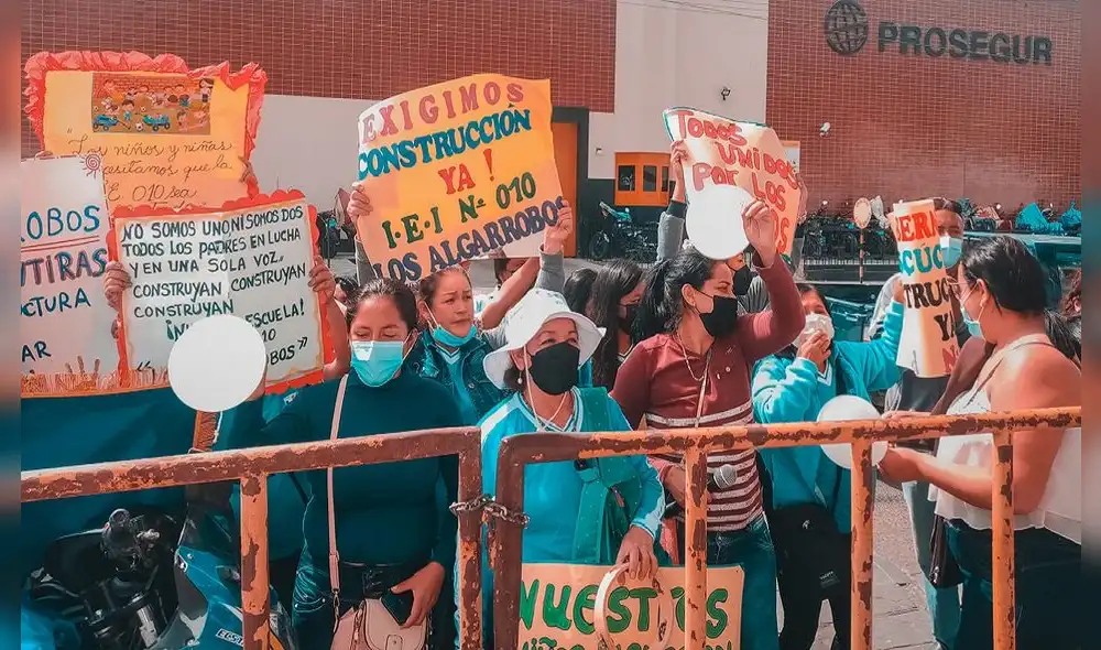 Padres de familia protestan en exteriores del GORE. Foto: TV Plus Padres de familia protestan en exteriores del GORE. Foto: TV Plus