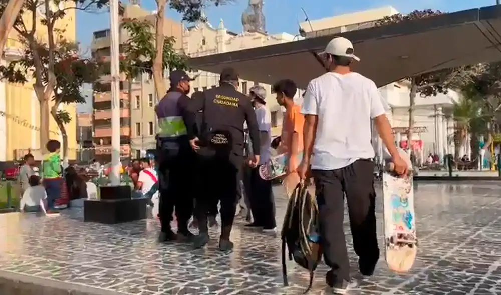 Los ciudadanos que transitaban por el lugar exigieron acondicionar espacios públicos para practicar esta actividad. Foto: Rosa Quincho/URPI-GLR