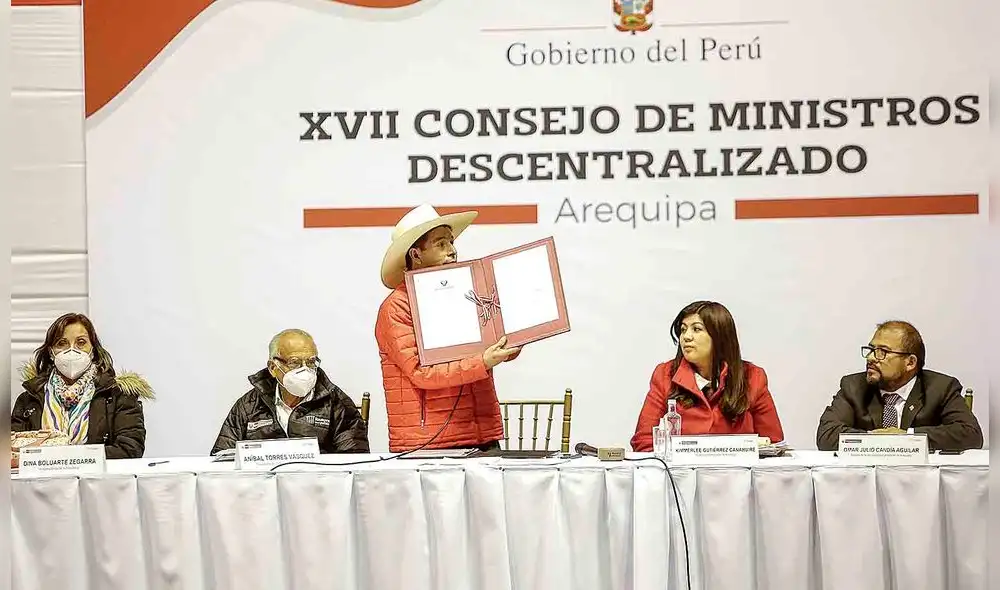 Volvió el sombrero.  La gobernadora de Arequipa le obsequió un sombrero characato a Pedro Castillo. Foto: La República/Rodrigo Talavera