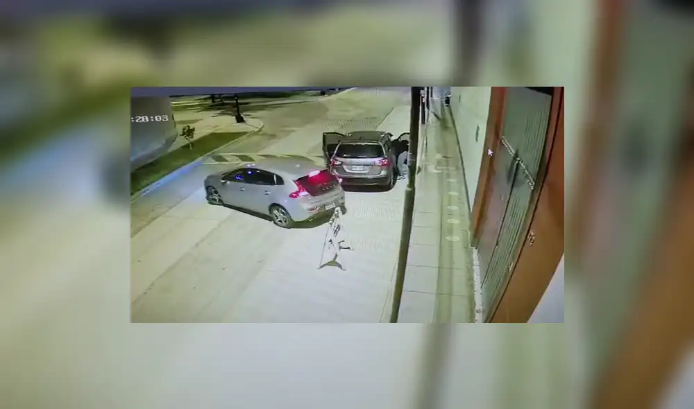 Delincuentes asaltaron a pareja en el distrito de Surco y les arrebataron hasta el carné de vacunación. Foto: captura de cámaras de seguridad Delincuentes asaltaron a pareja en el distrito de Surco y les arrebataron hasta el carné de vacunación. Foto: captura de cámaras de seguridad