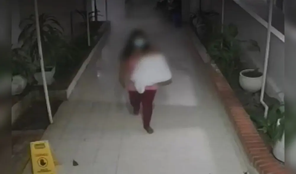 La mujer la acomodó dentro de un bolso de mano y salió con ella sin que su madre se percatara. Video: Noticias Caracol La mujer la acomodó dentro de un bolso de mano y salió con ella sin que su madre se percatara. Video: Noticias Caracol
