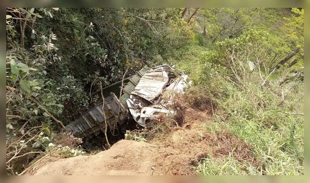 Los vehículos se precipitaron, al parecer, producto del mal estado de las carreteras. Foto: PNP Los vehículos se precipitaron, al parecer, producto del mal estado de las carreteras. Foto: PNP