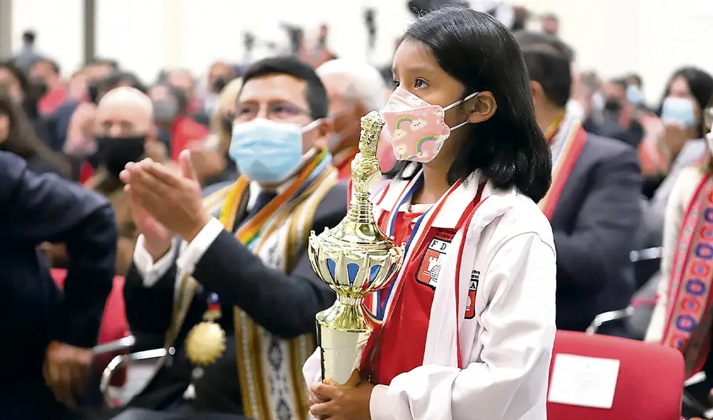 Feliz. La joven ajedrecista, quien posa junto al trofeo conseguido en Panamá, seguirá representando al país en el extranjero. Foto: difusión Feliz. La joven ajedrecista, quien posa junto al trofeo conseguido en Panamá, seguirá representando al país en el extranjero. Foto: difusión