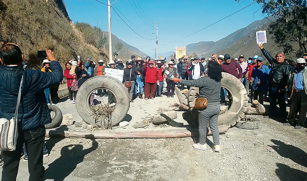 Manifestación. La vía nacional Lima-Canta-Huayllay está bloqueada desde hace 5 días. “Esta medida será indefinida si no nos escuchan”, afirman pobladores. Foto: difusión